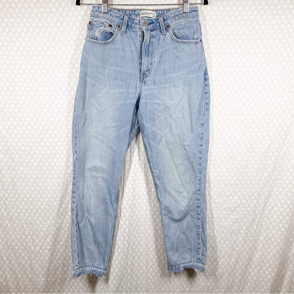 Abercrombie & Fitch Light Wash‎ Curve Love High Rise Mom Jeans - Picture 2 of 6